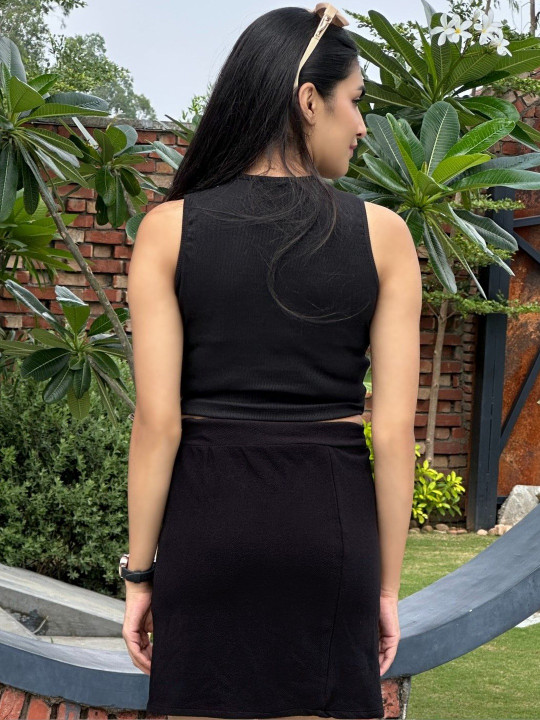 BAESD - Keyhole Neck Crop Top